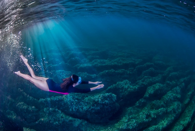 Ragazza che fa snorkeling sott'acqua nel mare mediterraneo