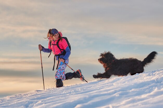 彼女の大きな愛犬と雪の散歩中の女の子