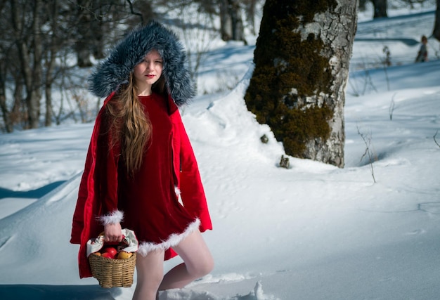 Photo girl in the snow with apples