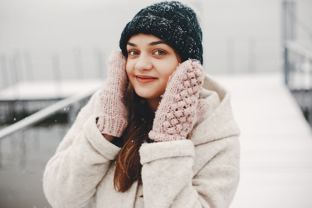 女の子と雪