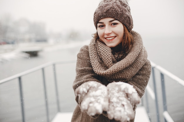 女の子と雪