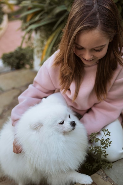 Foto ragazza che passa del tempo con il suo cucciolo