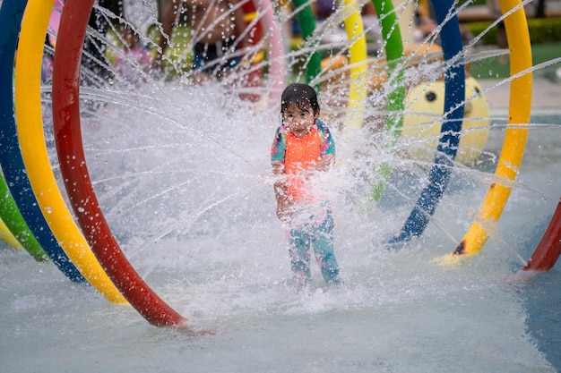 Photo girl splashing water in playground