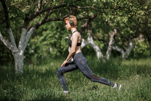 girl in sportswear training in the Park