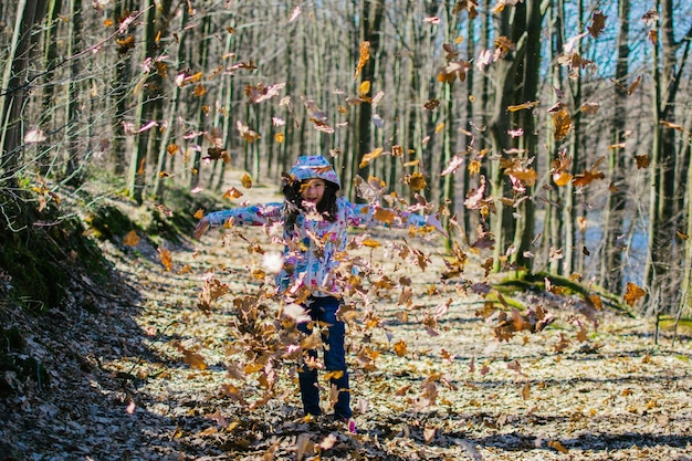 Photo girl in a spring forest