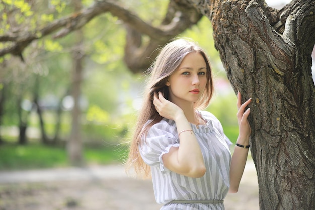 Una ragazza in un parco verde primaverile