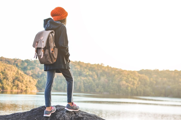 Photo girl standing against lake and sky