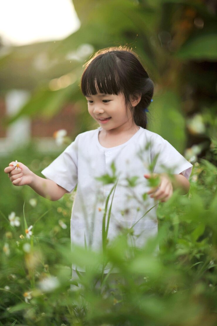 Photo フィールドに立っている女の子
