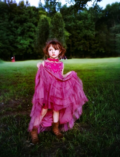 Foto ragazza in piedi sul campo