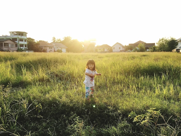 Photo girl standing on grassy field