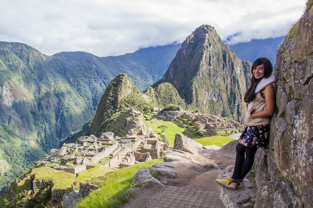 マチュピチュに立っている少女は、ペルーでこの世界の7つの新しい驚異を語ります。