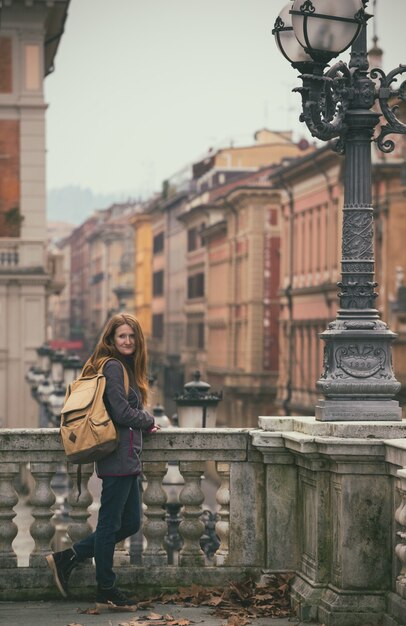 欄干の近くに立ってカメラを見ている少女、ボローニャ。イタリア