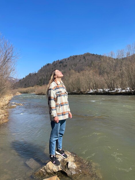 Ragazza in piedi vicino al fiume