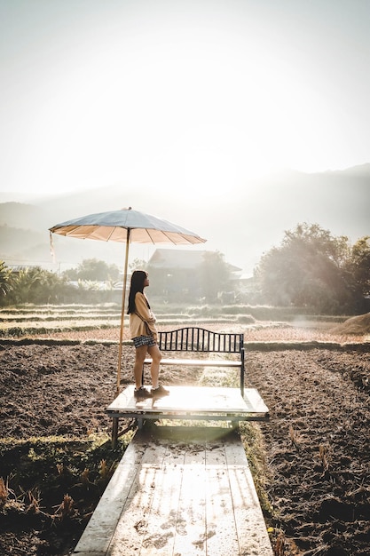 Ragazza in piedi sul sentiero nel campo di campagna 2