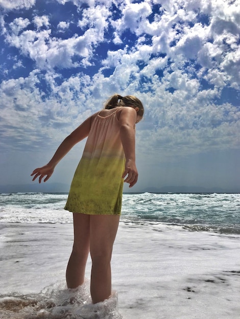 Photo girl standing on shore at beach