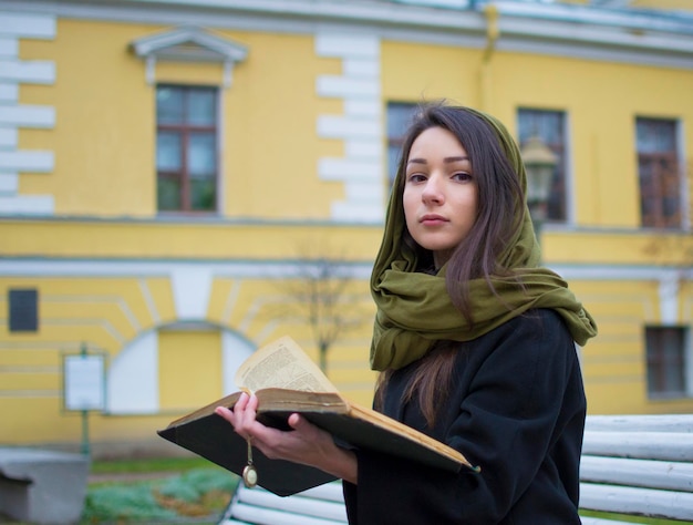 Foto la ragazza della strada, che legge un libro.