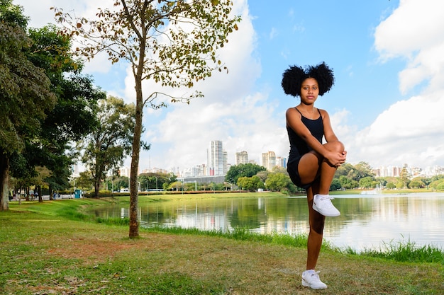 Photo girl stretches in a park on a sunny evening