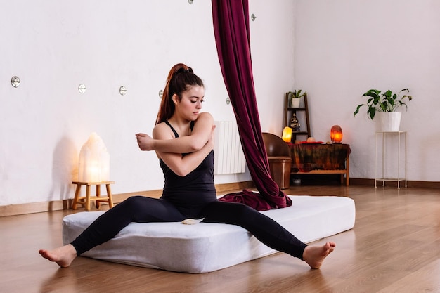 Foto ragazza che si allunga prima di fare la danza aerea