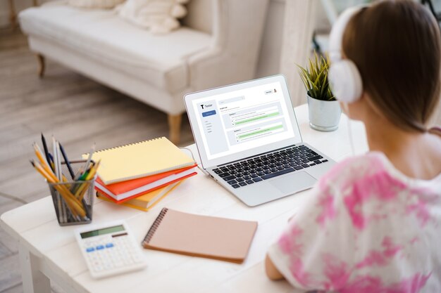 Foto studentessa elearning corso di formazione a distanza studio a casa sul computer portatile