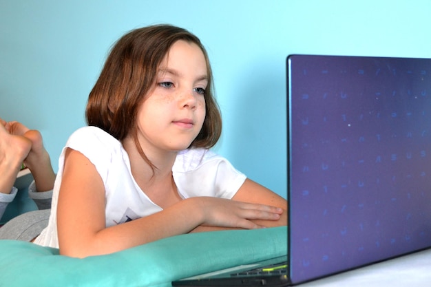Девушка-студентка онлайн-обучения учится онлайн-видеозвонок, зум-учитель
