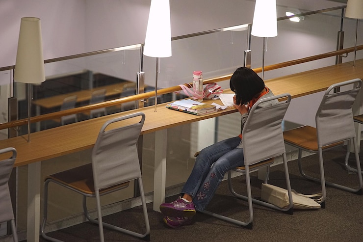 Photo girl studying in library
