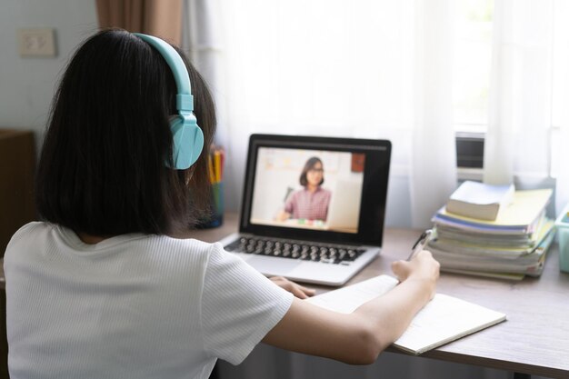 사진 집에서 노트북으로 온라인으로 공부하는 소녀