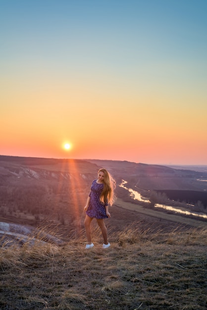 Photo the girl in the sunset.