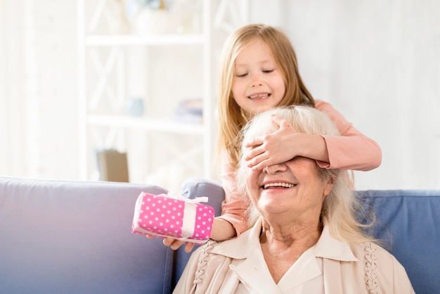 Foto sorpresa ragazza per la nonna