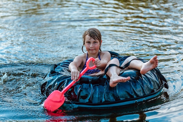 Фото Девушка плавает в надувном круге с мягким фокусом