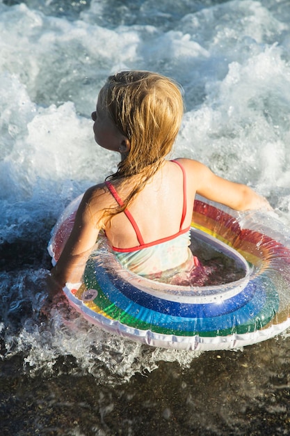 Photo girl swims in the sea