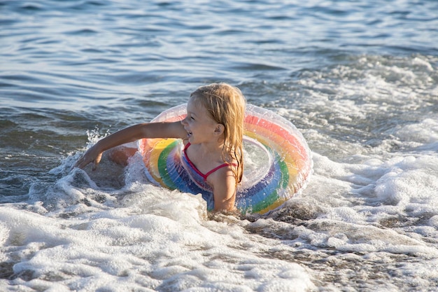 Photo girl swims in the sea