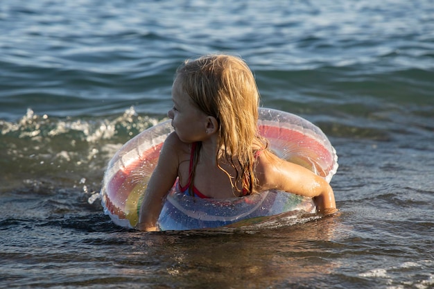 Photo girl swims in the sea