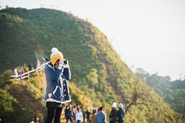 Девушка фотографирует на горе