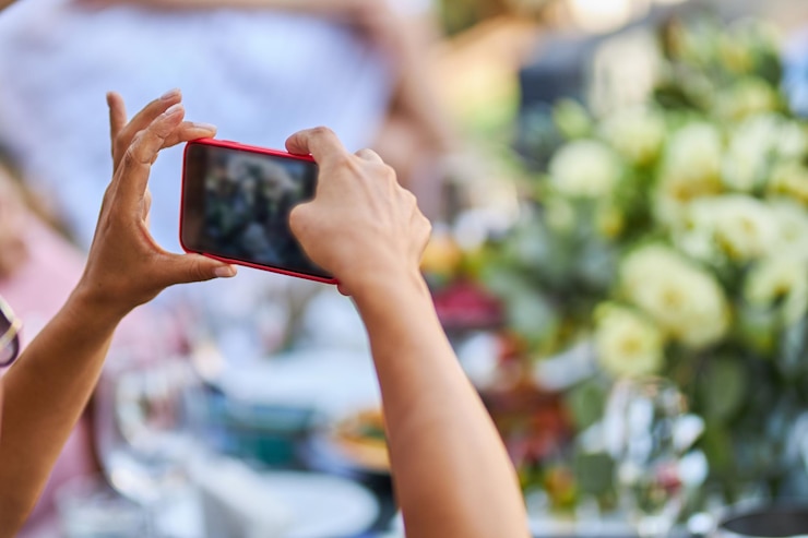 Photo 女の子は携帯電話で写真を撮るぼやけた背景