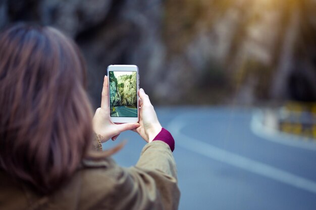 Photo girl taking a photo in the cheile bicazului