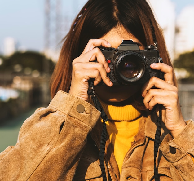 カメラで写真を撮る女の子