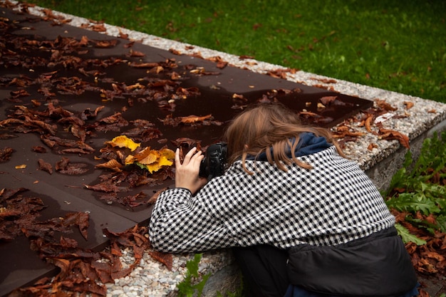 Девушка фотографирует листья