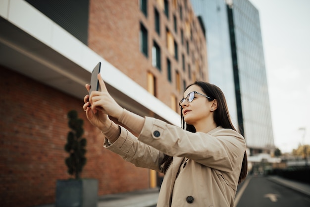 Foto ragazza che cattura selfie