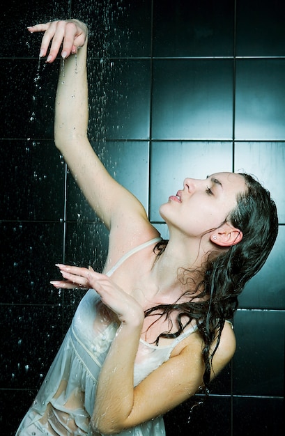 Photo girl taking a shower