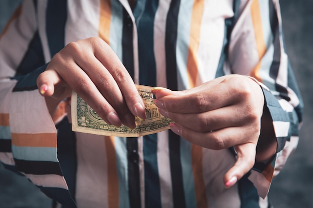 Ragazza che strappa una banconota da un dollaro