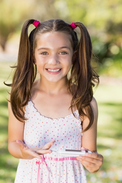 写真 グルコース計で糖尿病をテストする女の子