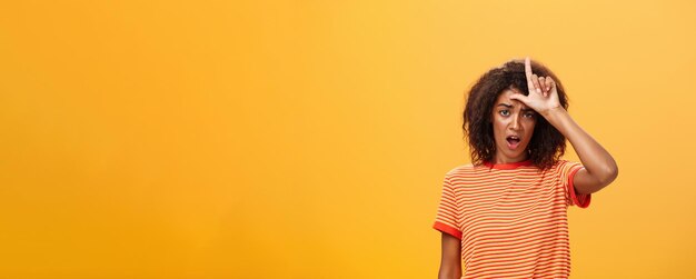 Photo girl thinks she loser portrait of gloomy bothered and displeased african american woman with afro