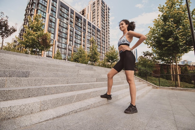 Foto ragazza in scarpe sportive strette che lavora sodo su un allenamento