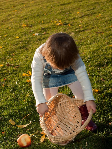 Foto bambino della ragazza nel parco d'autunno.