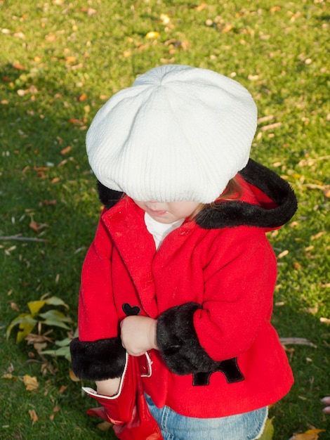 Photo girl toddler in autumn park.