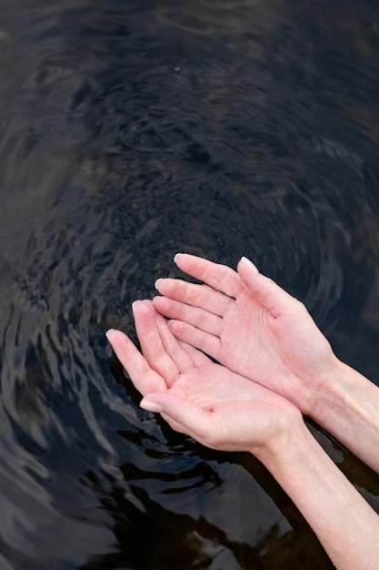 Foto vista del primo piano dell'acqua di tocco della ragazza