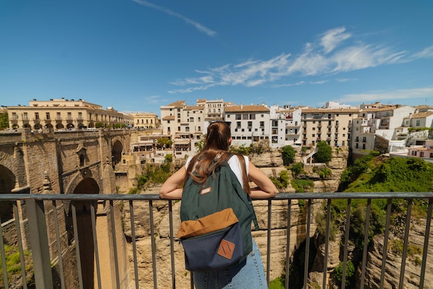 Девушка-туристка исследует город на скалах Ронды, Испания