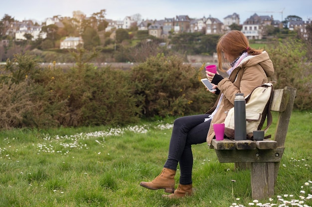 Girl tourist rests on the bench