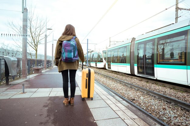 Il turista della ragazza aspetta il treno