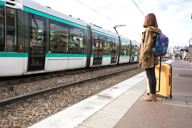 電車を待つ女の子観光客